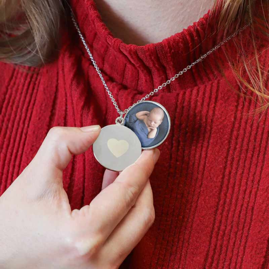 Colgante redondo con corazón grabado personalizado