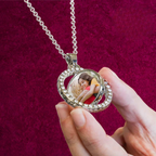 Colgante plateado medalla giratoria  con brillantes personalizado